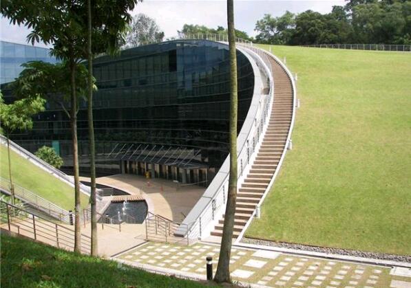 シンガポールの南洋理工大学の緑の屋根