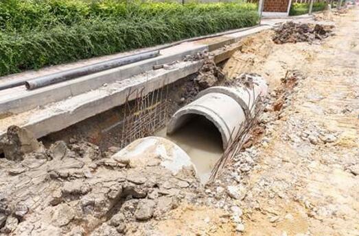 Quando a cidade é inundada por fortes chuvas, o problema do solo é a chave, e o alagamento da cidade não pode apenas olhar para o sistema de drenagem